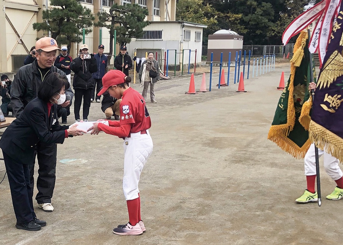 ボールを手渡す会員=提供写真
