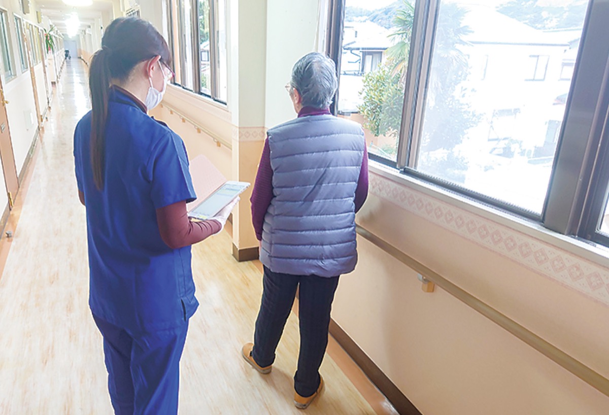 歩行訓練では、タブレットを活用して歩行状態を記録し、情報が共有されている