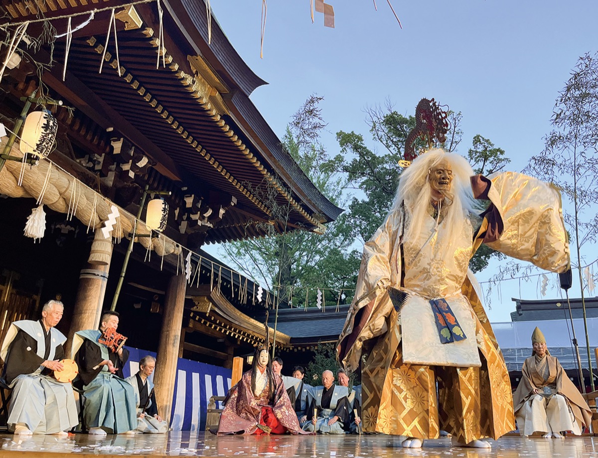 幽玄な舞、美しさで魅了 (写真1)