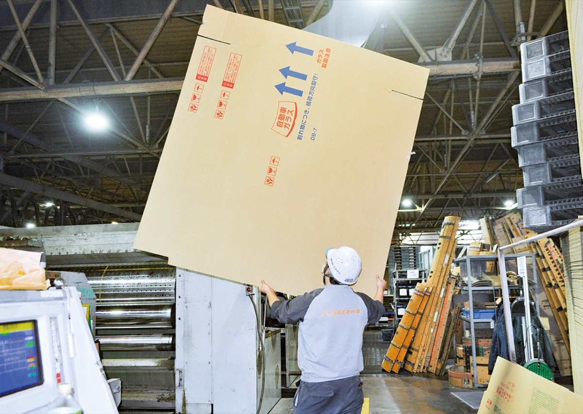 製品の印刷状態などを確認している様子