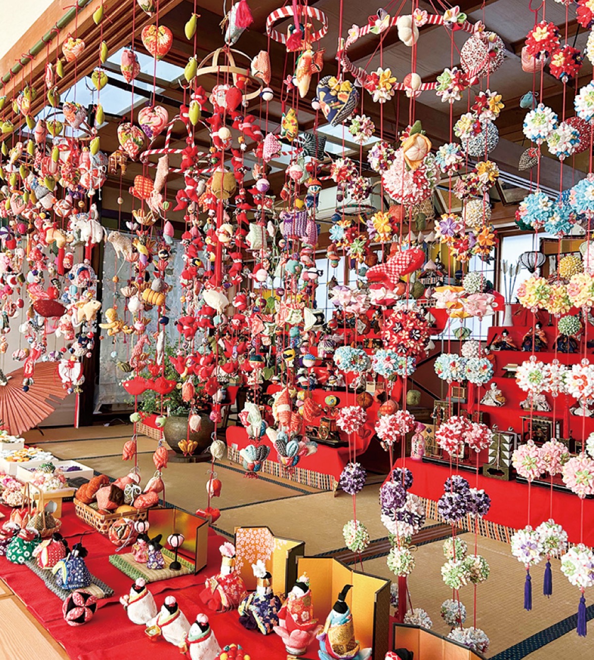 つるし雛で地域彩る