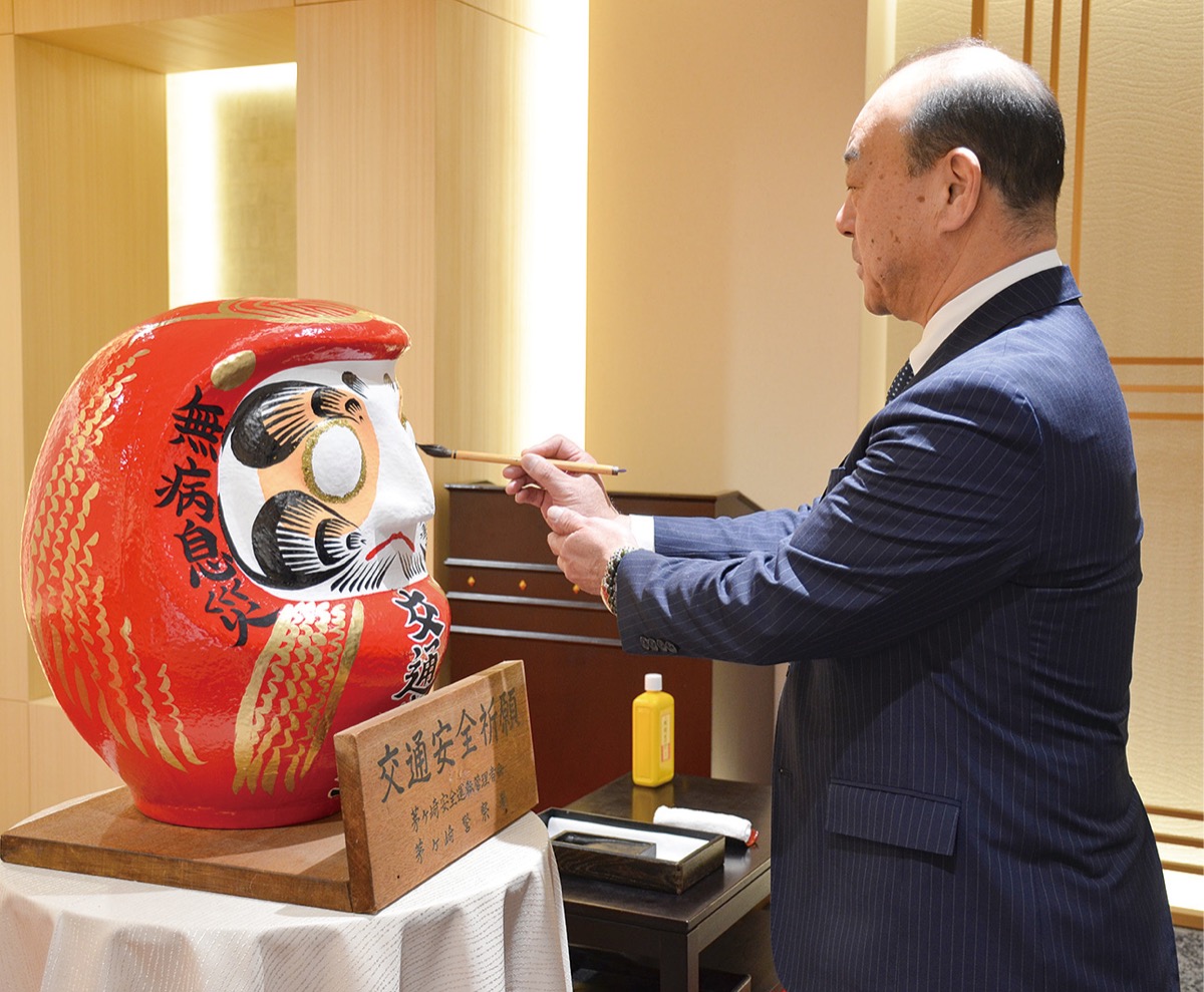 交通安全だるまに願う