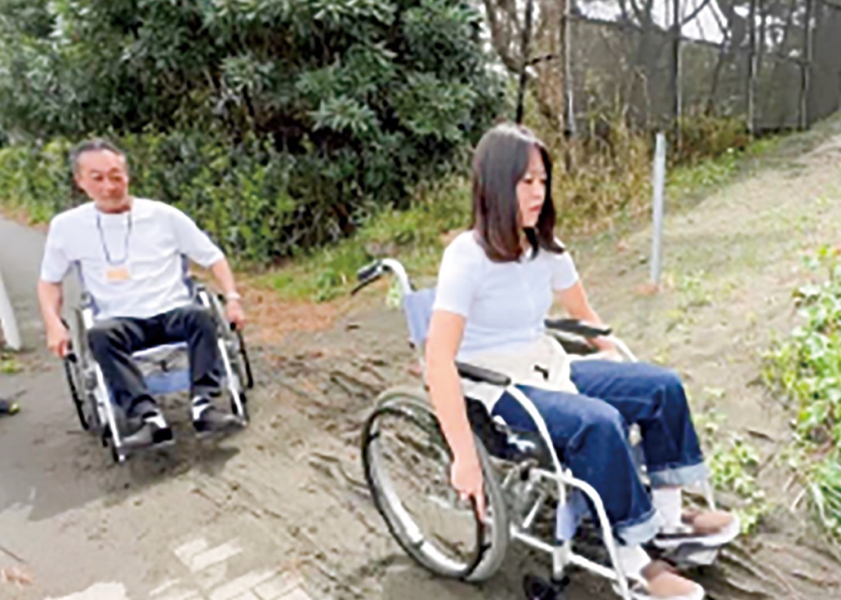 車いすを使った調査＝提供
