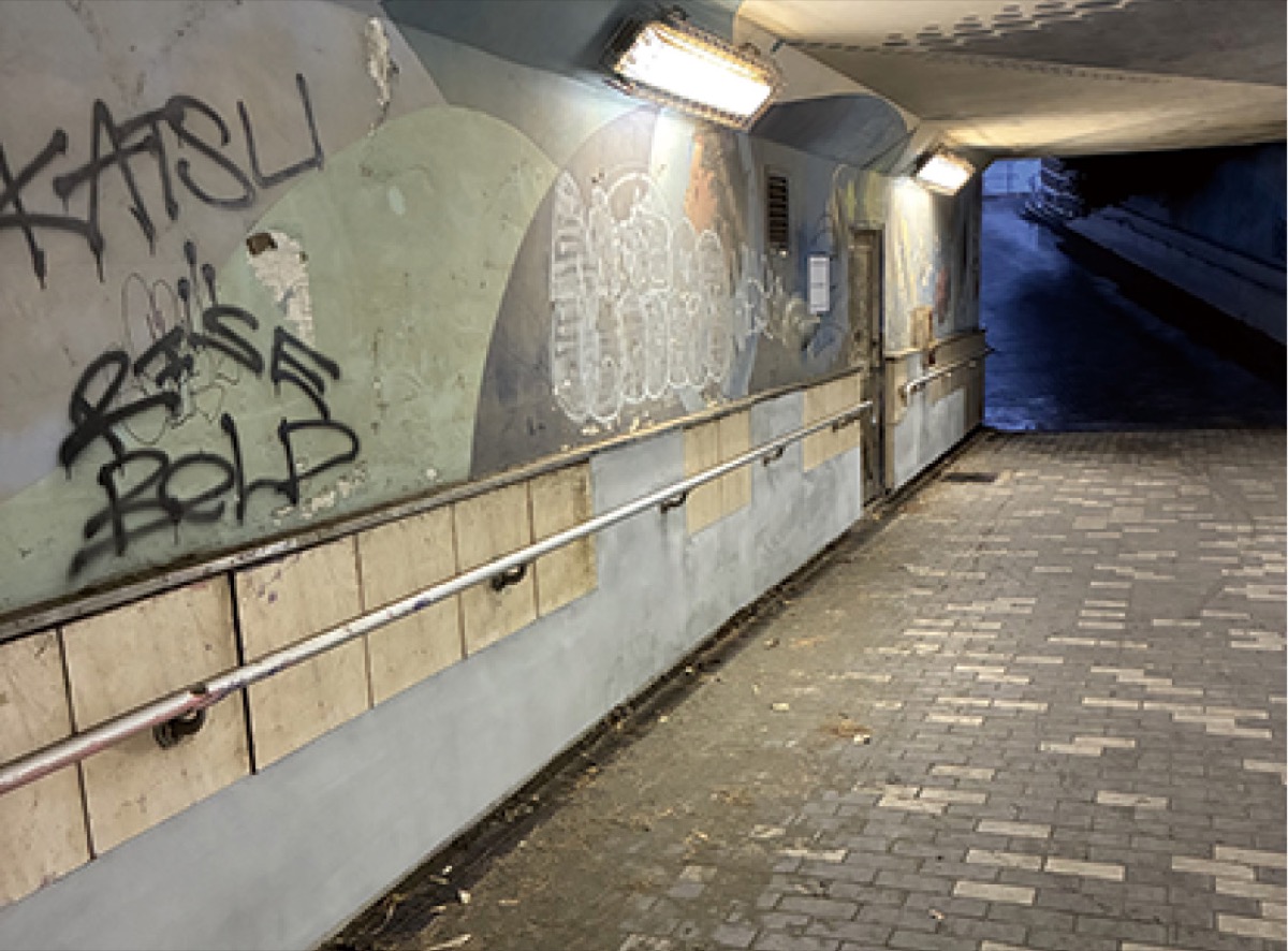 汐見台地下道の壁面は修繕、塗り直しの方向で検討中です