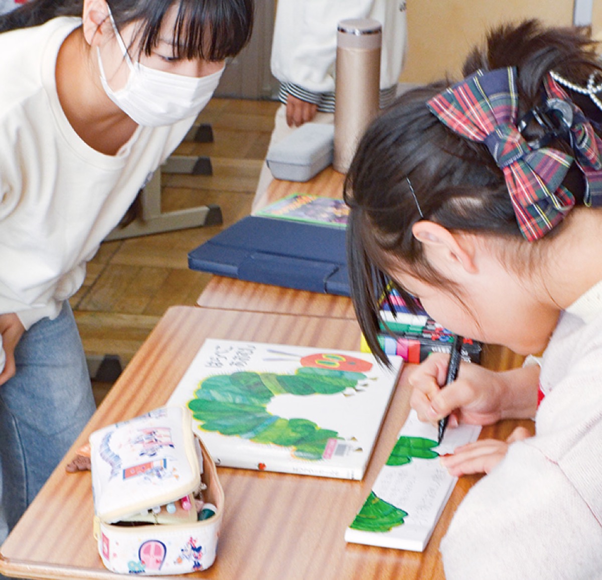 帯を作成する児童