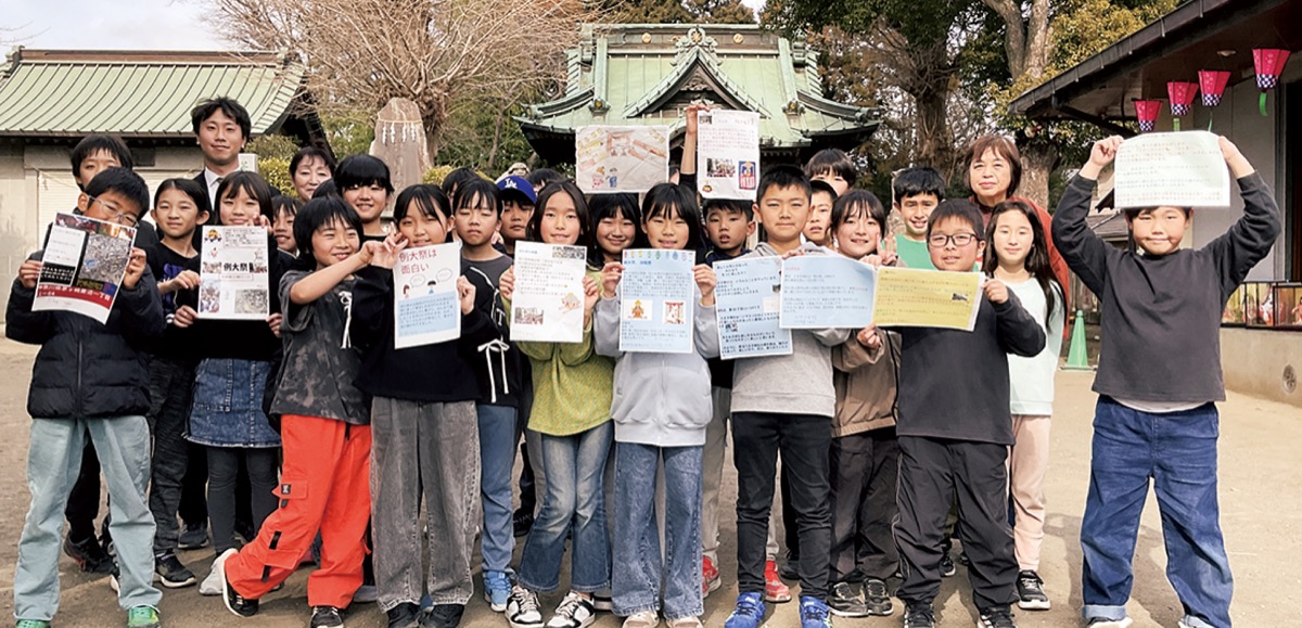 制作したポスターを手にする松林小4年3組の児童たち