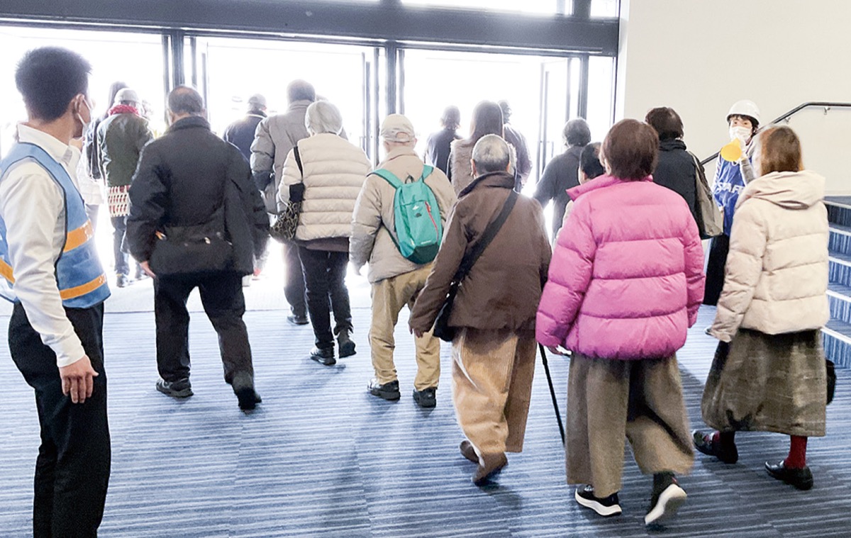 スタッフの誘導で避難する参加者