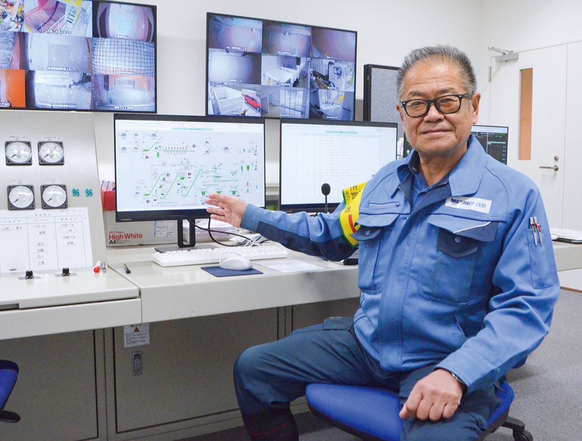 施設の心臓部である中央制御室を紹介する守屋さん