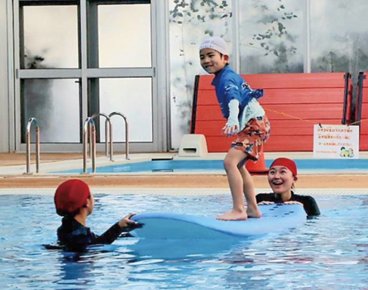 立ち上がると思わず笑みがこぼれる＝提供