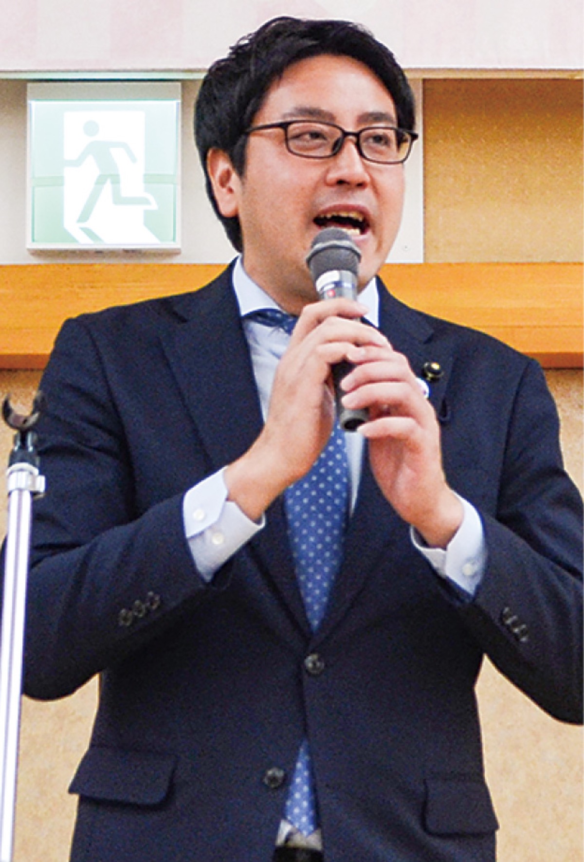 あいさつする桝県議