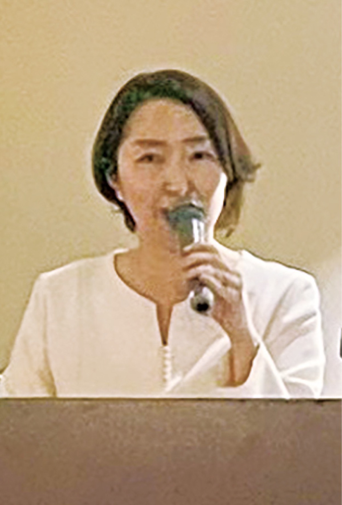 あいさつする平野県議
