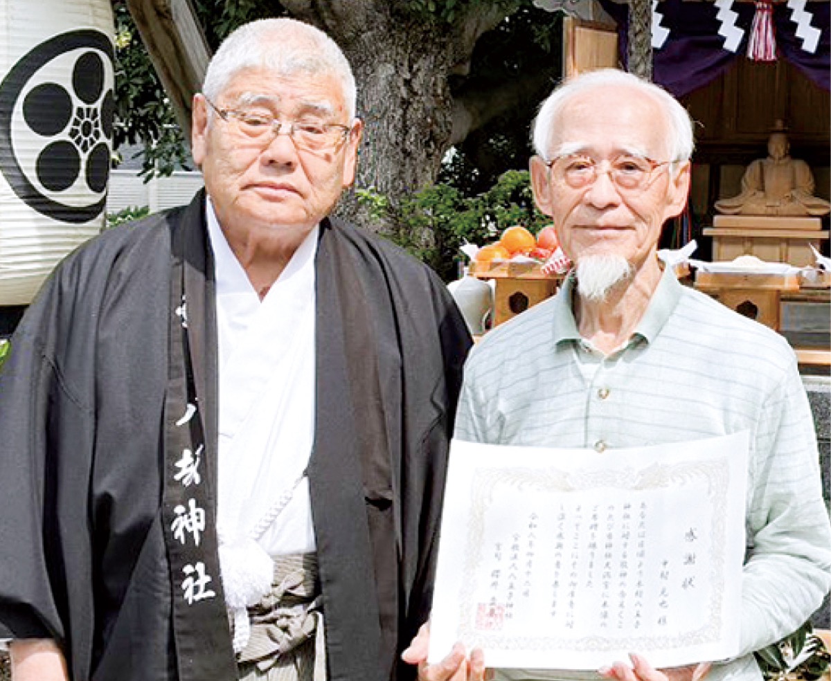 岸総代と中村さん＝提供