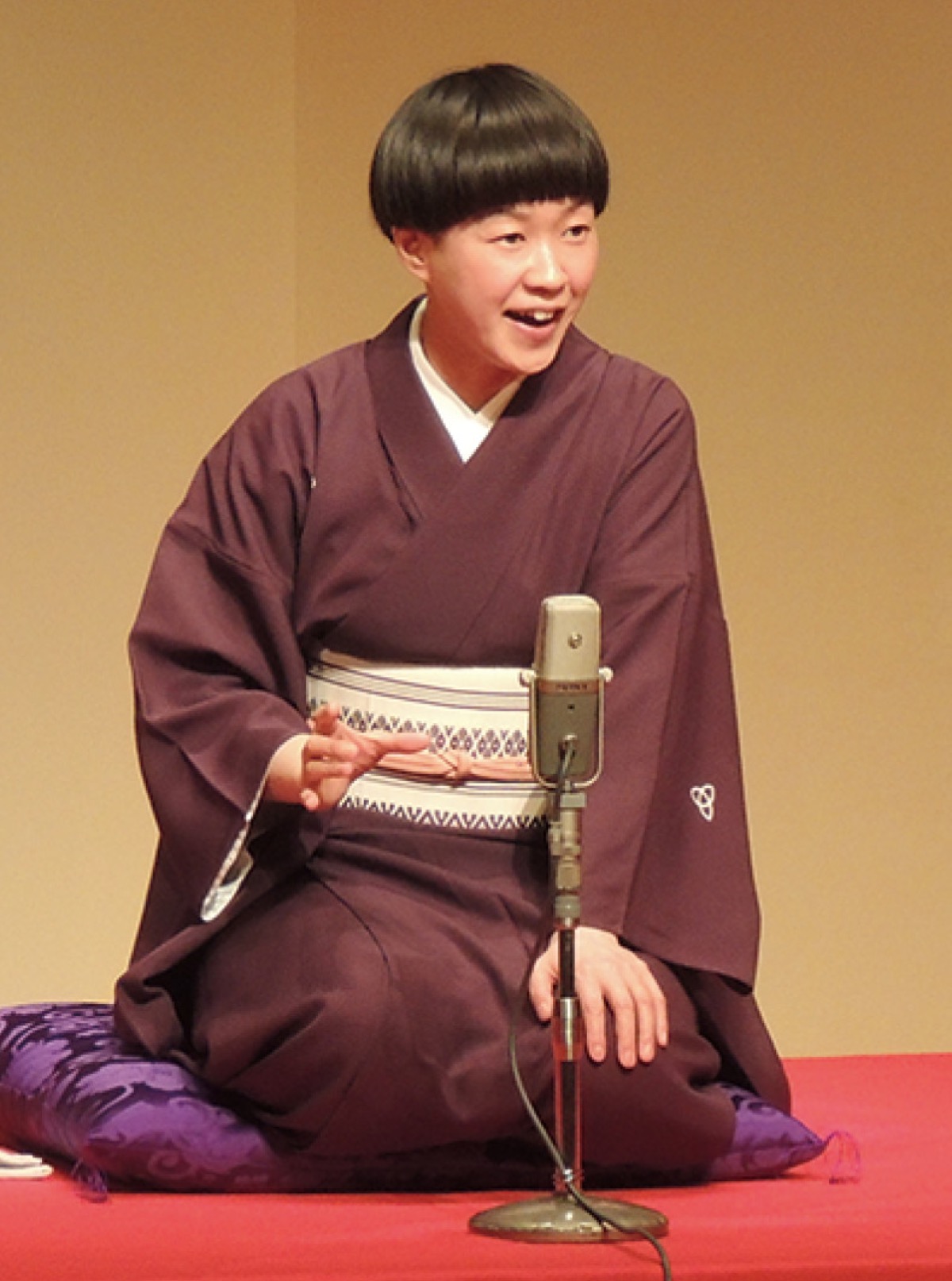 三席を披露した二葉さん＝提供