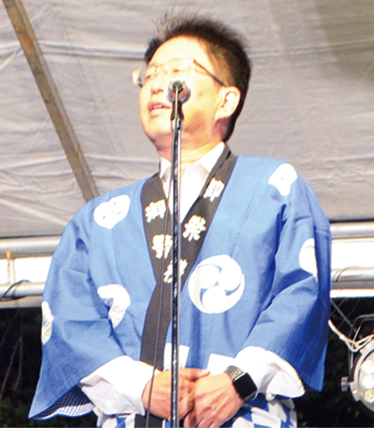 あいさつする村岡工場長