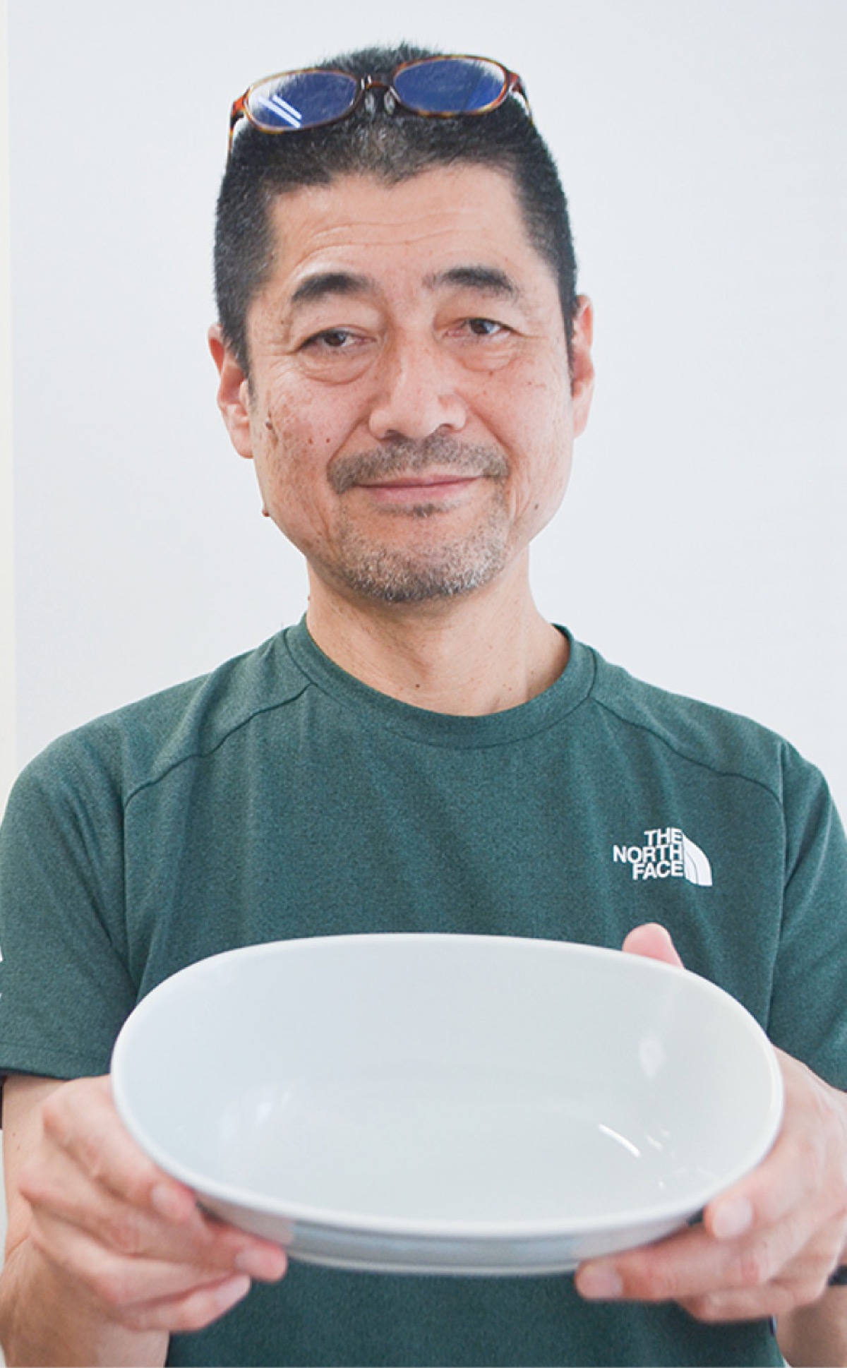 ｢だえんどんぶり｣を手にする山下さん