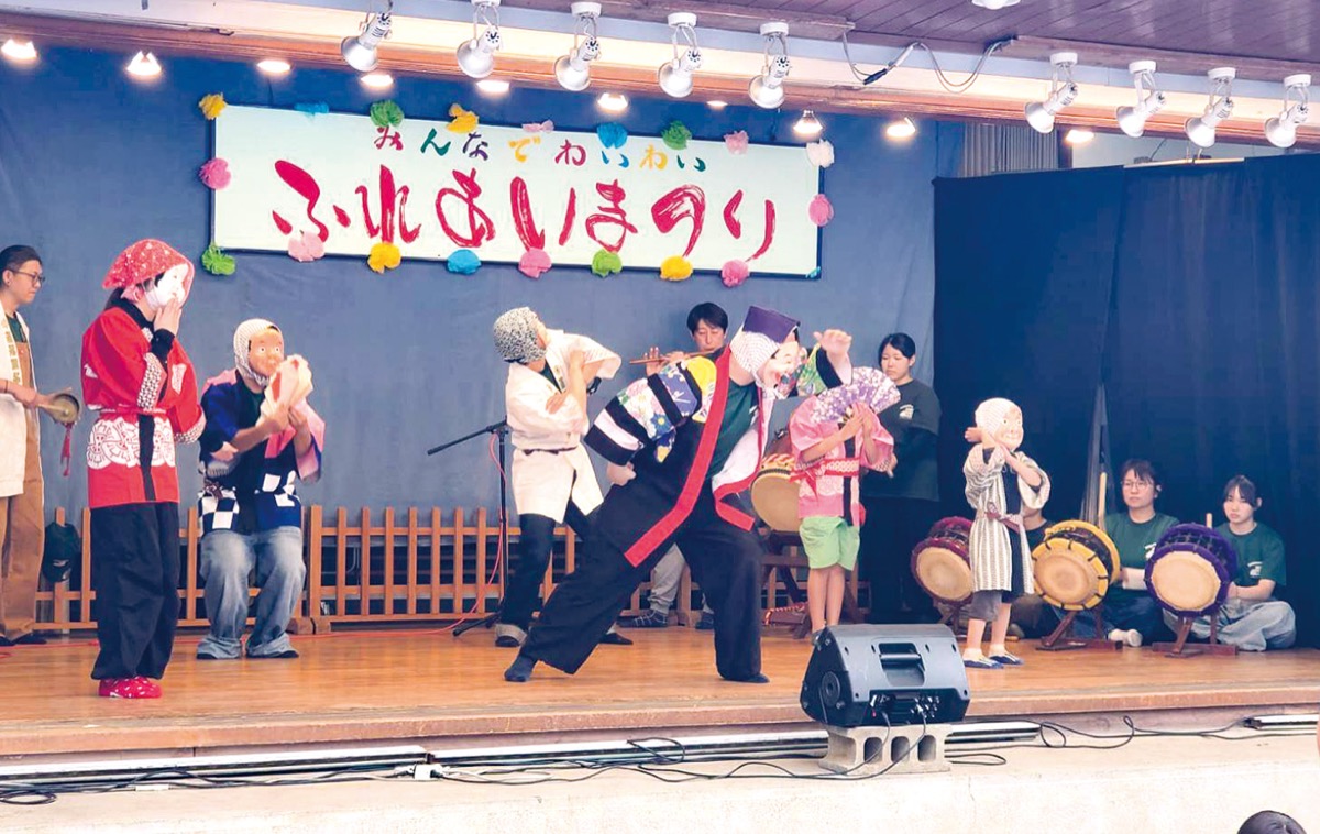 ふれあいまつりで演奏する会員＝提供