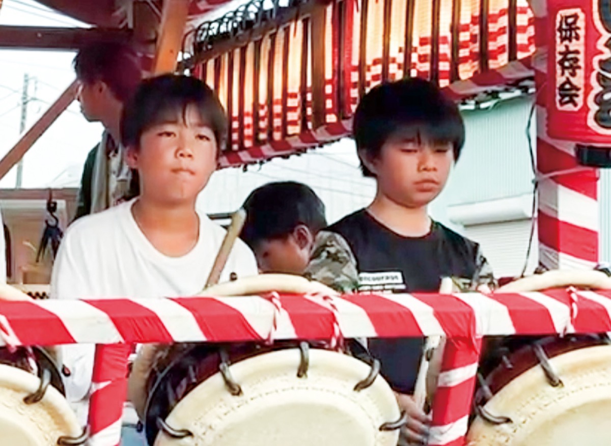 ２人が演奏する様子＝提供