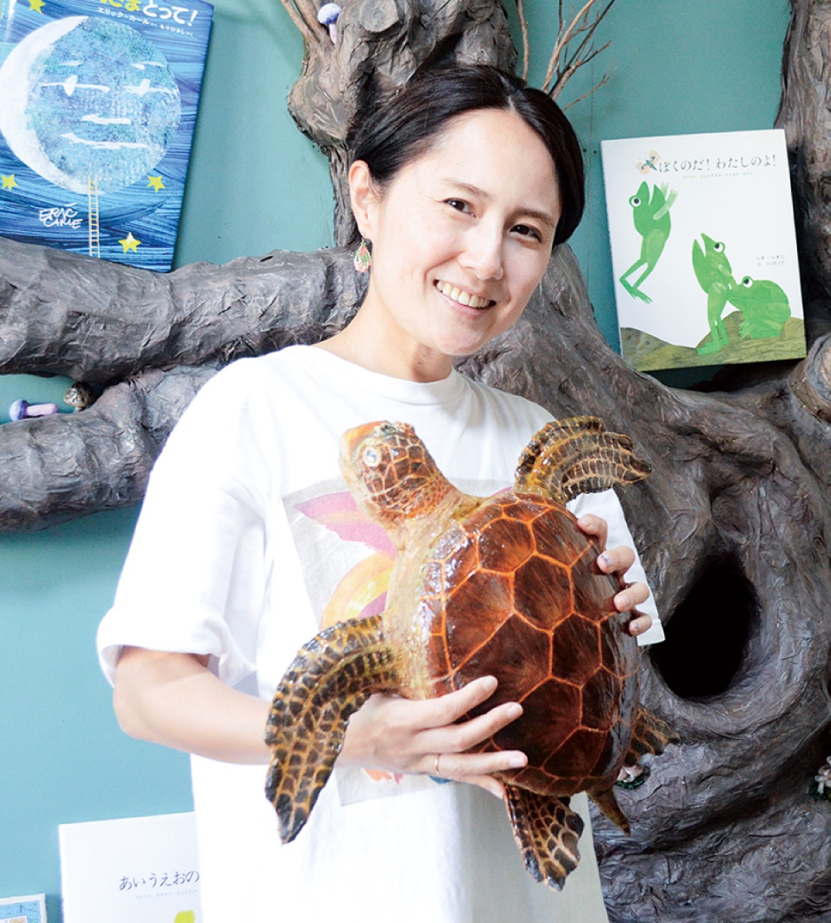 制作したビオクラフトを手に笑顔を見せる代表・吉田さん