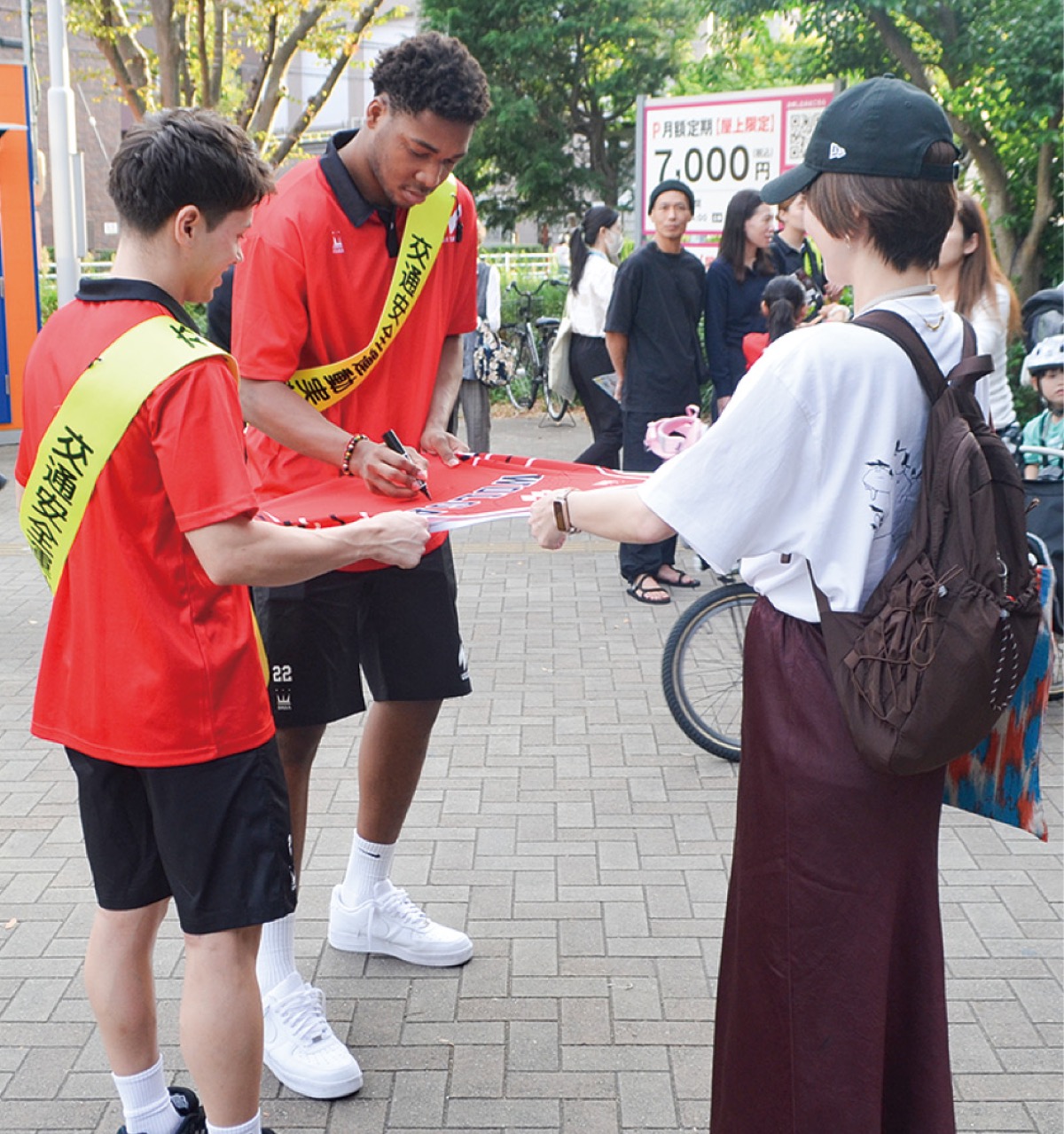 交通事故防止活動を行うウォルガ湘南の選手たち