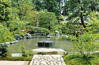 四季折々の花が咲く池泉回遊式庭園