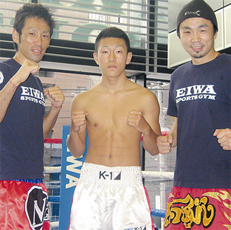 トレーナーの中川さん・高さんと並ぶ竹内選手（中央）