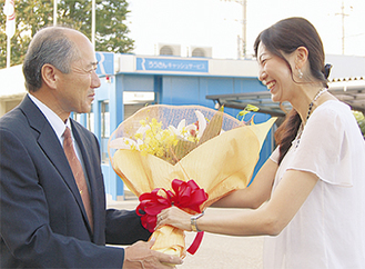 初登庁日に花束で迎えられた木村町長（左）