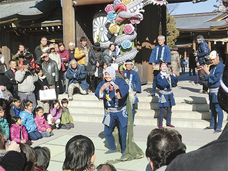 寒川神社で行われた獅子舞。参拝客など多くの人で賑わった