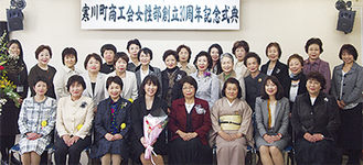 記念講演を行った齋藤さん（前列中央左）と女性部メンバー