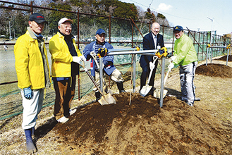 ３団体による共同で、木村町長（右から２人目）も参加
