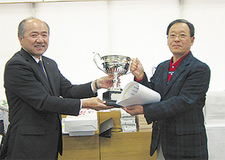木村町長（左）から優勝杯を受け取る小島さん