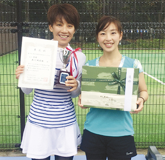 初優勝に笑顔の亀井さん（左）、嵩さん