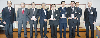 寄贈式に出席した梅田社長（左から４人目）