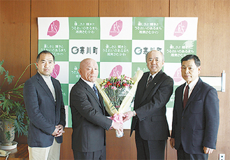 左から福岡美浩さん、金子一也さん、木村町長、金子誠さん