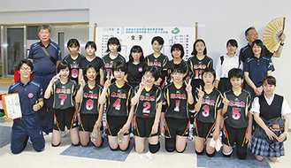 前列中央【2】中内さんは唯一の３年生。２年生主体のチームを率いた