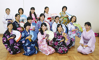 艶やかな和装でポーズをとる家政部のメンバー。右は柳川教諭