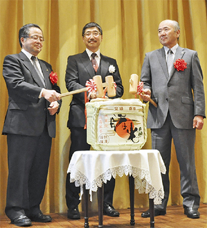 祝いの鏡開きをする（左から）服部市長、小笹会長、木村町長