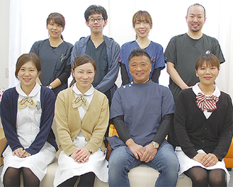 患者やその家族の目線に立って、きめ細やかな応対を心掛けている吉田院長（前列中央右）とスタッフ