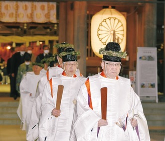 儀式を終えた利根康教宮司ら神職　烏帽子の上に「兜」をかぶっている