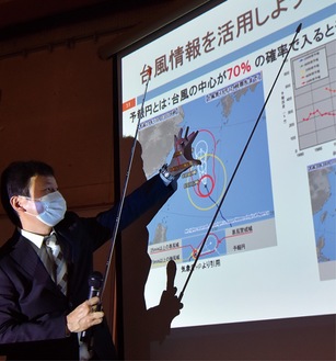 台風の予報円について説明する高橋さん