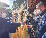 武佐弓祭の後で麻を分ける神社関係者