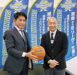 記者会見する小河代表（左）と山田副代表