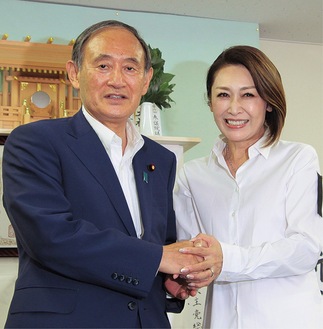 当確報道後、事務所に駆け付けた菅義偉前首相と握手を交わす三原じゅん子氏