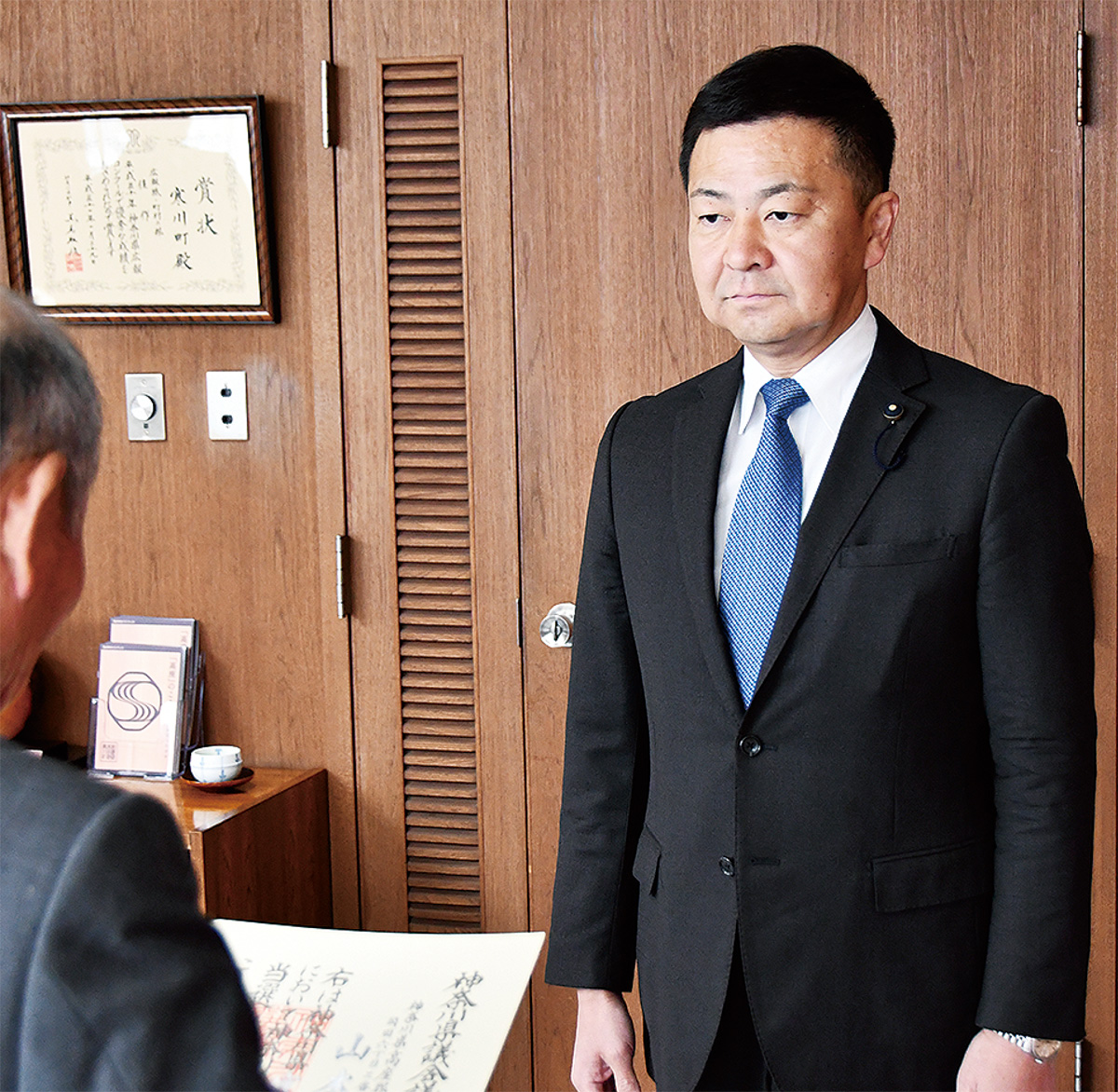 山本氏に当選証書