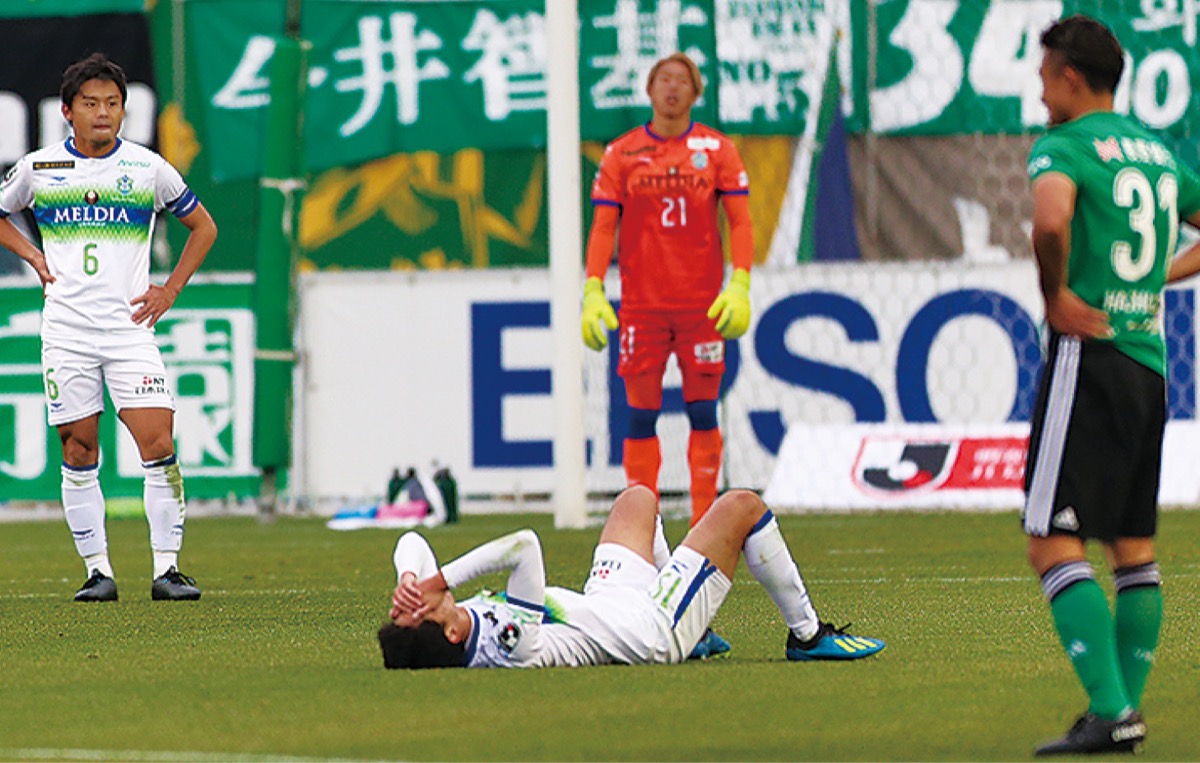 引き分けが決まり顔を覆う選手