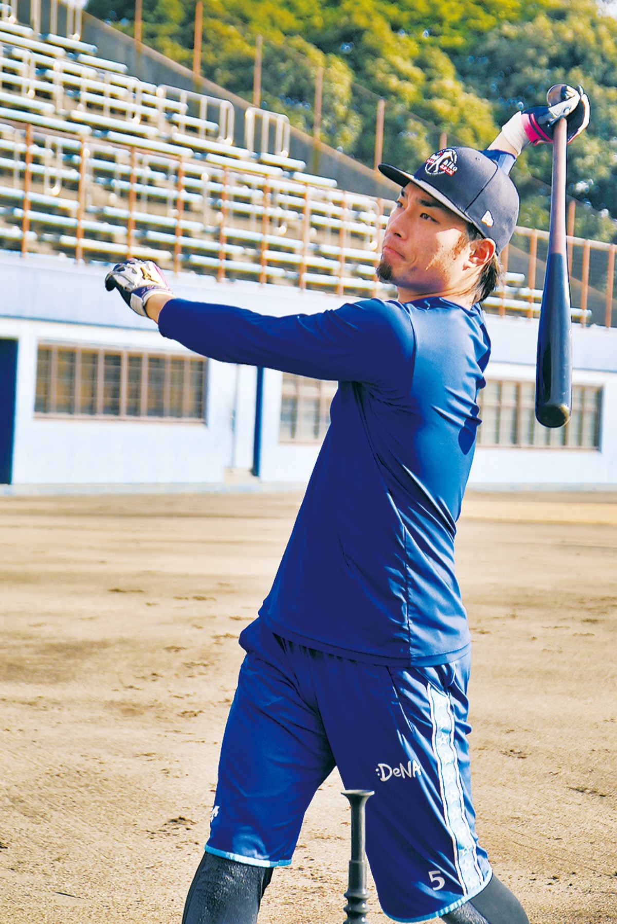 試行錯誤を重ねる倉本選手=平塚市内で