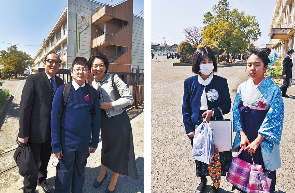 旭小学校の校門で