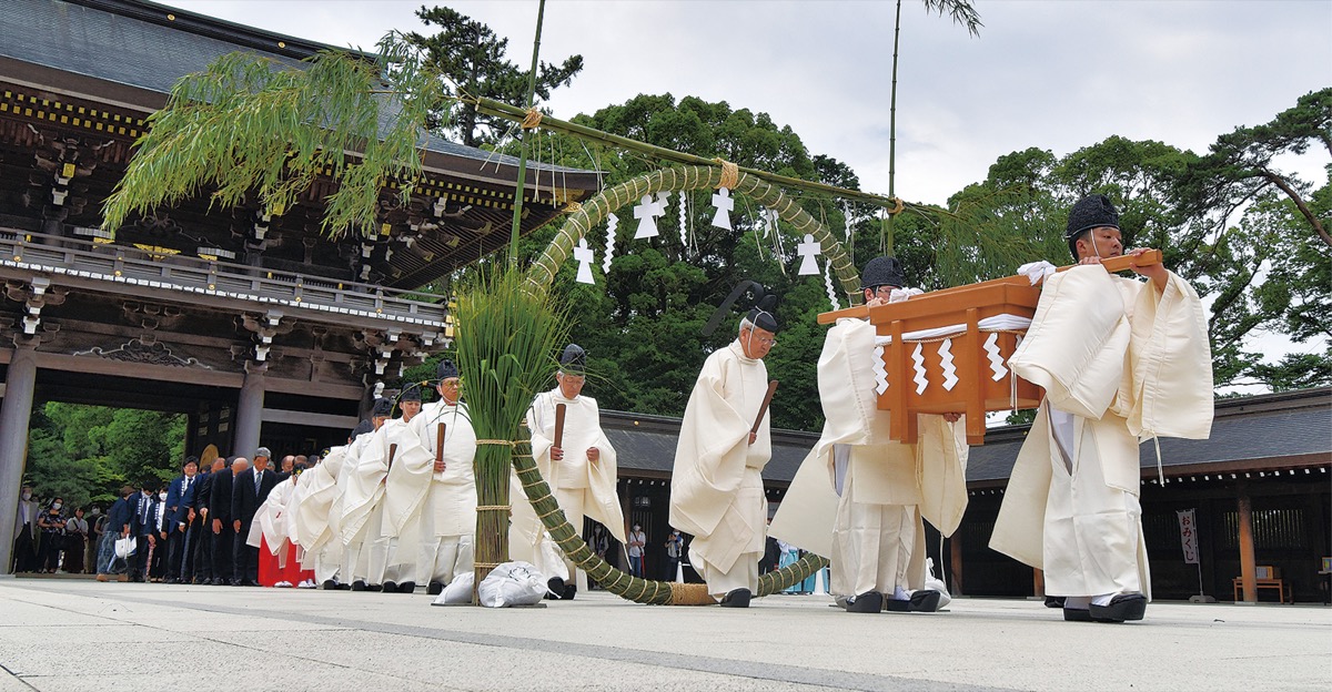 左へ右へ境内ぐるり