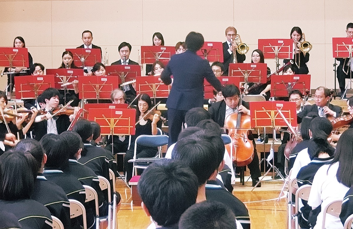 寒川東中で演奏