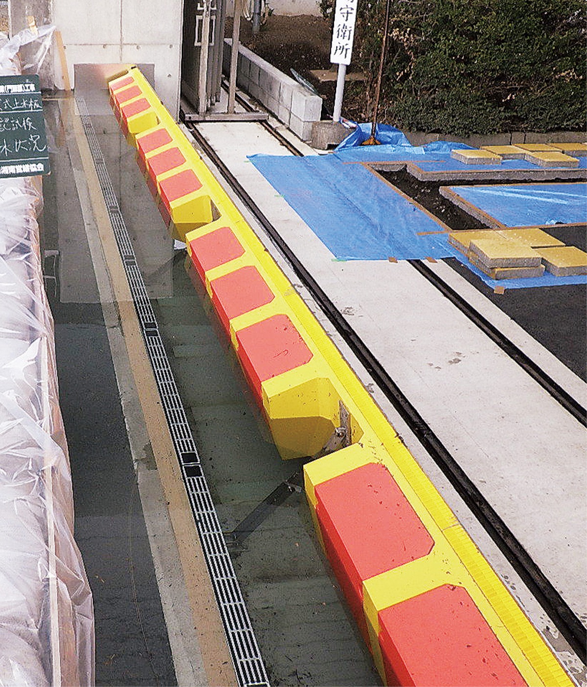 一定の水が流れ込むと板が浮き上がる