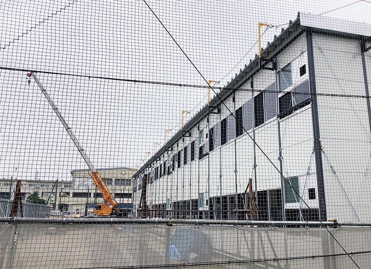 仮設校舎を建設中